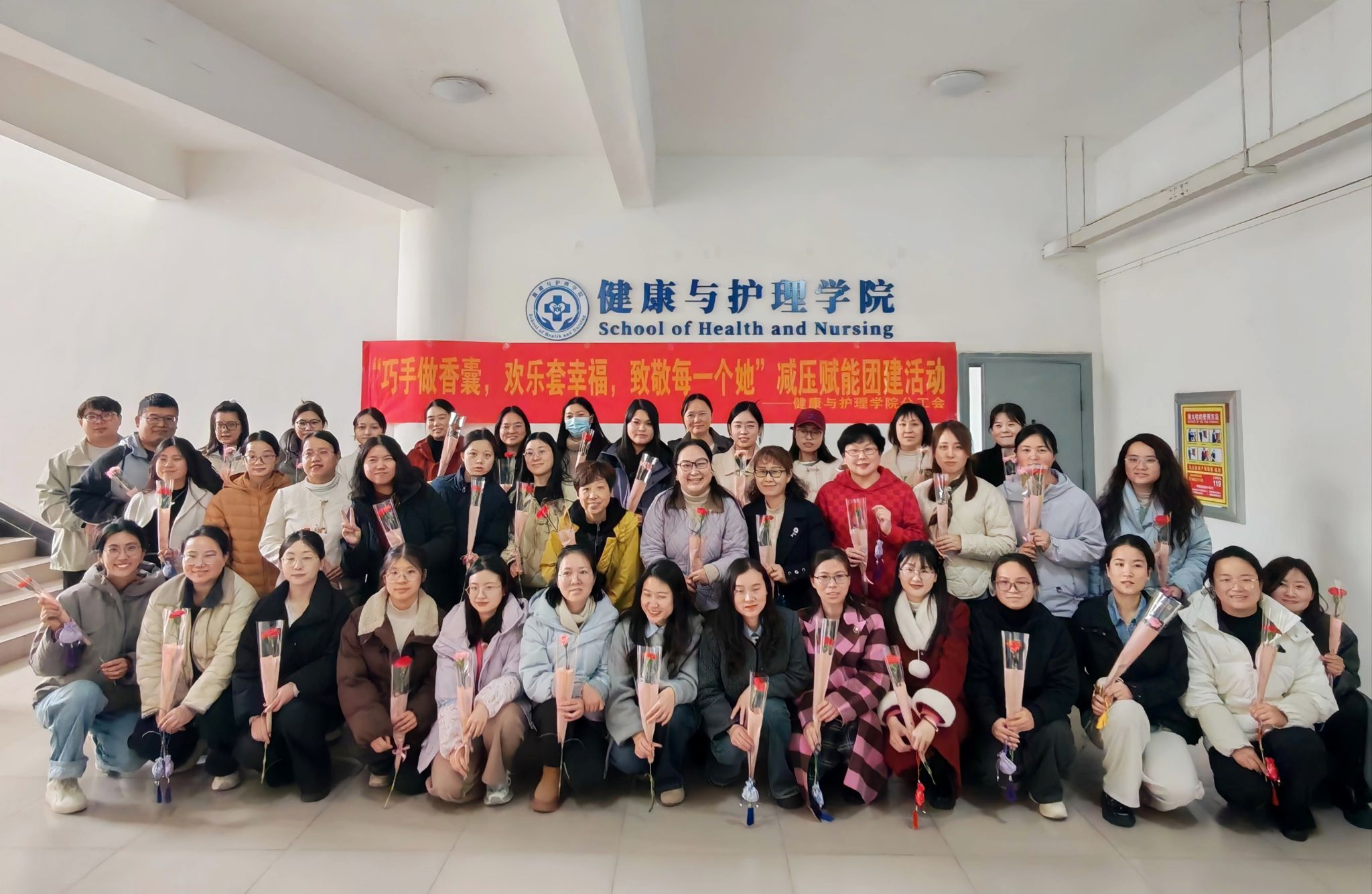 巧手做香囊 欢乐套幸福——2138CC太阳集团开展三八妇女节减压赋能团建活动